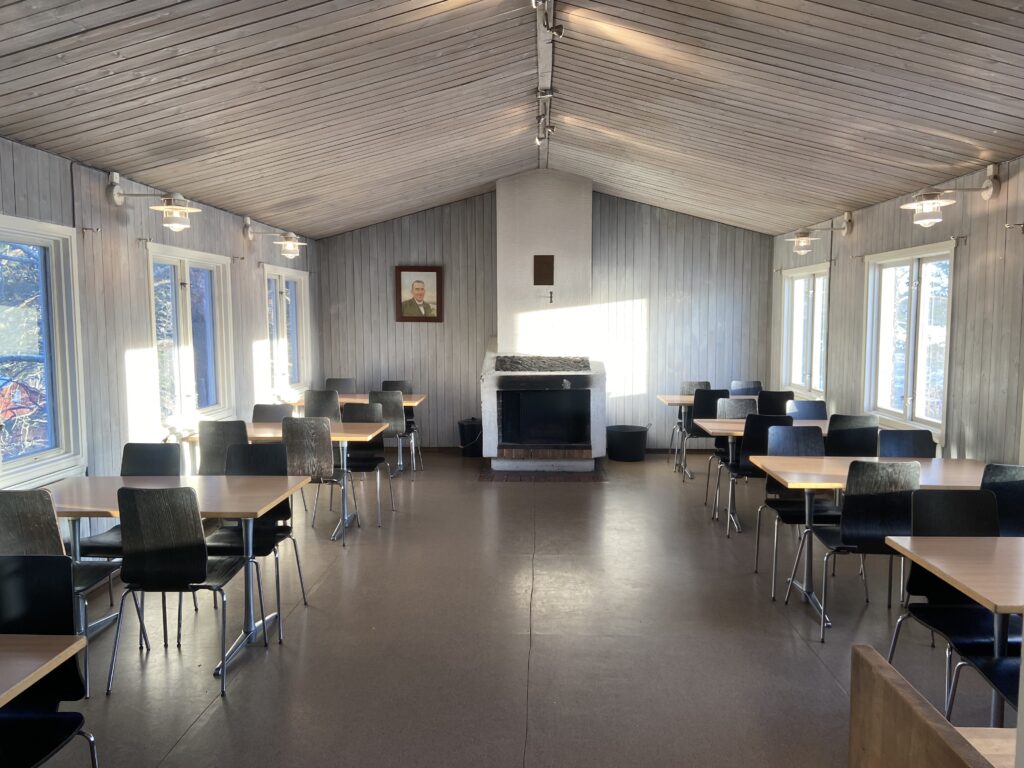 Matsal med öppen spis